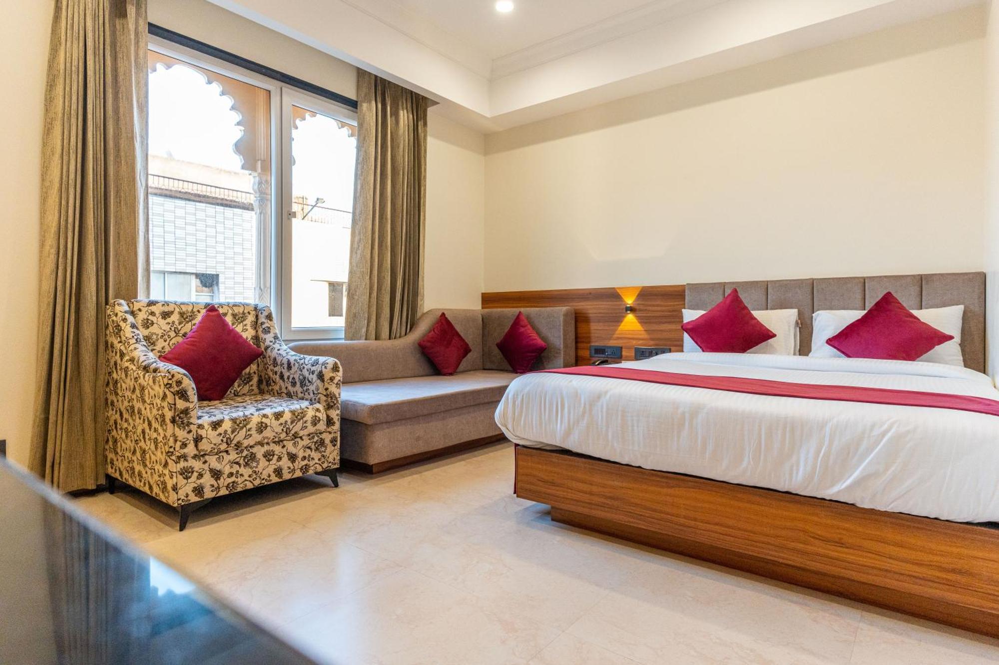 Raghunandan Palace - A Premier Boutique Stay, City Center & 500 Meters From City Railway Station Udaipur Bagian luar foto