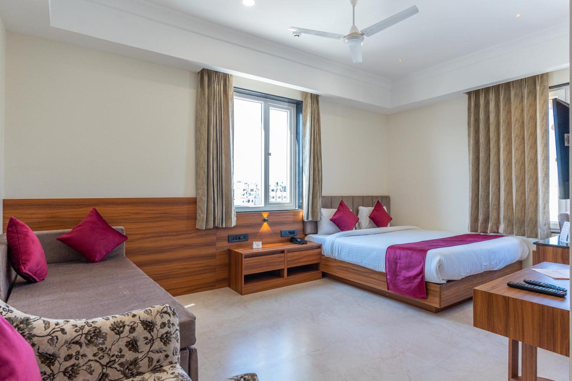 Raghunandan Palace - A Premier Boutique Stay, City Center & 500 Meters From City Railway Station Udaipur Bagian luar foto
