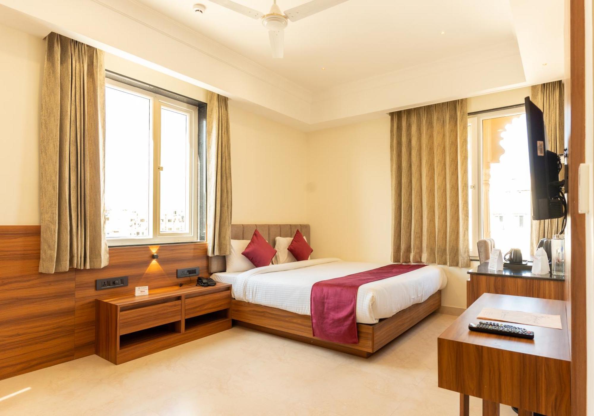 Raghunandan Palace - A Premier Boutique Stay, City Center & 500 Meters From City Railway Station Udaipur Bagian luar foto