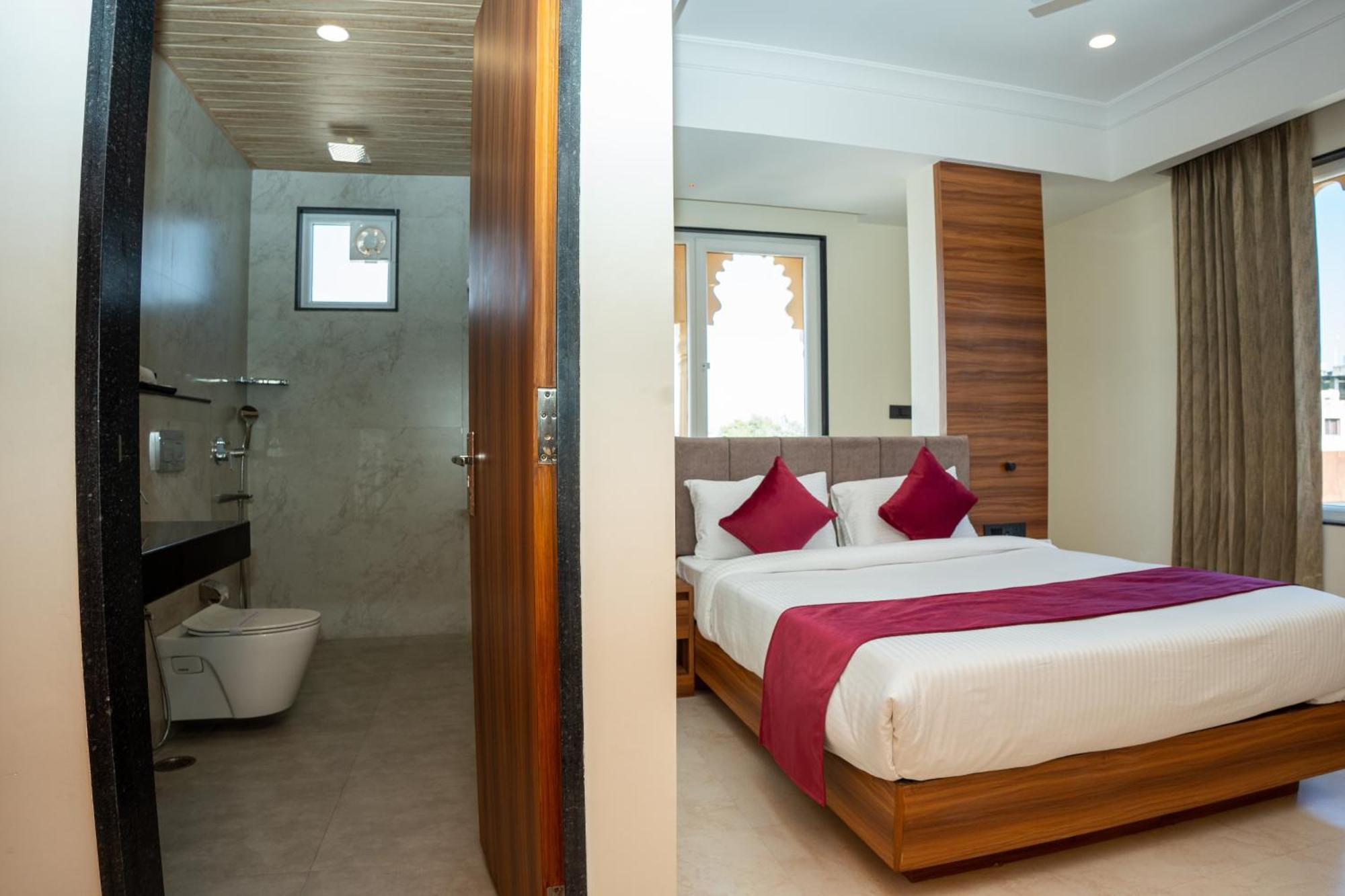 Raghunandan Palace - A Premier Boutique Stay, City Center & 500 Meters From City Railway Station Udaipur Bagian luar foto
